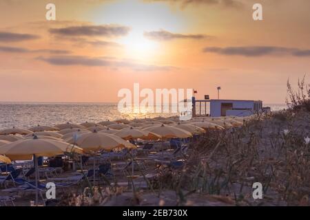 Sommerzeit: Sonnenuntergang am Strand. Torre Mozza Beach ist einer der längsten und attraktivsten unter denen im südlichen Teil des Salento in Apulien, Italien. Stockfoto