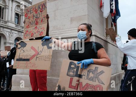 LONDON - 3rd. JUNI 2020: Protest gegen schwarze Leben. Aktivisten stehen neben dem Cenotaph in Whitehall. Stockfoto