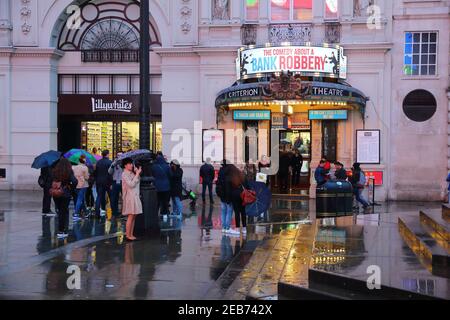 LONDON, Großbritannien - 22. APRIL 2016: People Walk by Criterion Theatre in West End, London, Großbritannien. West End Theater verkauften 14,4 Millionen Tickets im Jahr 2013. Stockfoto