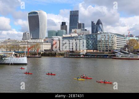 LONDON, Großbritannien - 23. APRIL 2016: Touristen nehmen an einer Kajakfahrt auf der Themse in London Teil. London ist die bevölkerungsreichste Stadt und Metropolregion von Stockfoto