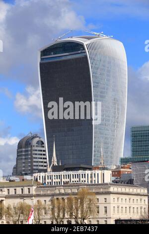 LONDON, Großbritannien - 23 April, 2016: 20 Fenchurch Street Wolkenkratzer in London, UK. Die postmoderne Stil Bürogebäude wurde von Rafael Vinoly konzipiert. Es ist n Stockfoto