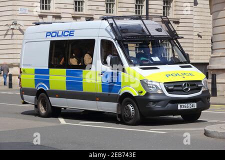 LONDON, UK - 23. APRIL 2016: Mercedes-Benz Sprinter Polizeifahrzeug in London, UK geparkt. Metropolitan Police Service hat 31.000 Polizisten in GRE Stockfoto