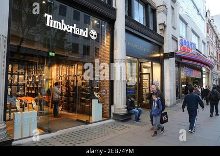 LONDON, Großbritannien - 23 April, 2016: Leute shop Timberland, Oxford Street in London. Die Oxford Street hat rund eine halbe Million Besucher täglich und 320 Stockfoto
