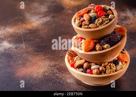 Gesunde Snack von Nüssen und getrockneten Früchten. Stockfoto