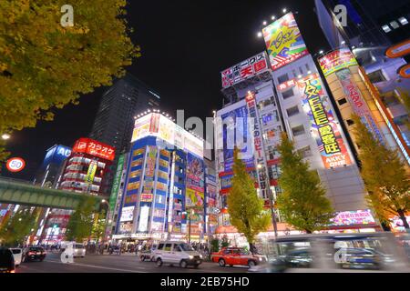 TOKIO, JAPAN - 1. DEZEMBER 2016: Menschen gehen im Akihabara-Viertel von Tokio, Japan. Akihabara Bezirk ist bekannt als Electric Town Bezirk, es hat repu Stockfoto