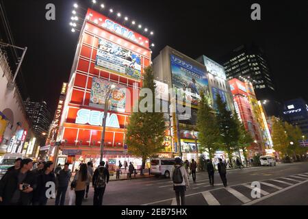 TOKIO, JAPAN - 1. DEZEMBER 2016: Menschen gehen im Akihabara-Viertel von Tokio, Japan. Akihabara Bezirk ist bekannt als Electric Town Bezirk, es hat repu Stockfoto