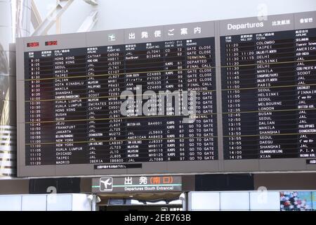 Tokio, Japan - Dezember 5, 2016: Abflug Zeitplan am Narita Flughafen in Tokyo. Flughafen Narita ist die 2 verkehrsreichsten Flughafen von Japan (nach Haneda) wit Stockfoto