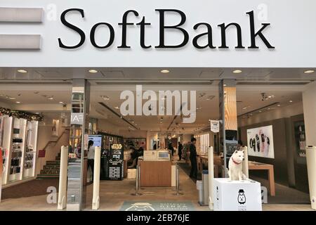 TOKIO, JAPAN - 1. DEZEMBER 2016: Menschen besuchen SoftBank Handy-Netzwerk-Shop in Tokio, Japan. Es gibt 146,6 Millionen Handys im Einsatz in Japan Stockfoto