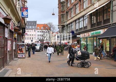 KOPENHAGEN, DÄNEMARK - 11. MÄRZ 2011: Die Menschen besuchen Fußgängerzone Altstadt von Kopenhagen, Dänemark. Es ist die am meisten besuchte Stadt in den nordischen Ländern wit Stockfoto