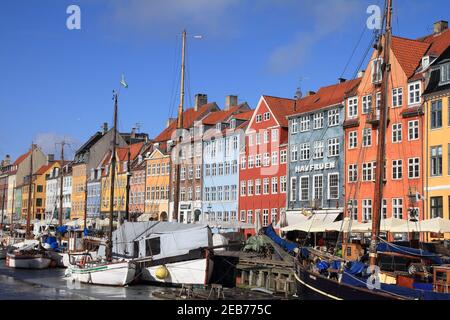 KOPENHAGEN, DÄNEMARK - 11. MÄRZ 2011: Menschen besuchen Nyhavn Bezirk in Kopenhagen, Dänemark. Copenhagen ist die am meisten besuchte Stadt in den nordischen Ländern wi Stockfoto