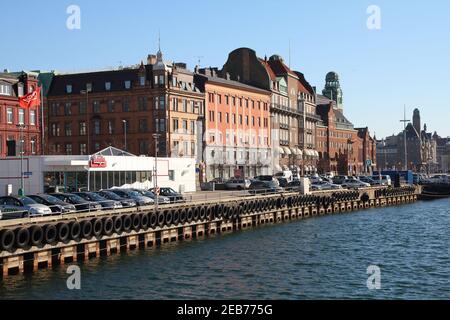 MALMÖ, SCHWEDEN - 8. MÄRZ 2011: Blick auf die Skyline der Stadt mit dem Binnenhafen (Inre Hamnen) in Malmö. Es ist die 3rd größte Stadt in Schweden mit 303.873 Einwohnern Stockfoto