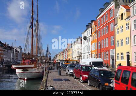 KOPENHAGEN, DÄNEMARK - 11. MÄRZ 2011: Menschen besuchen Nyhavn Bezirk in Kopenhagen, Dänemark. Copenhagen ist die am meisten besuchte Stadt in den nordischen Ländern wi Stockfoto