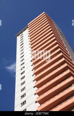 Havanna, Kuba - Februar 24, 2011: Edificio Someillan bulding in Havanna, Kuba. Someillan Gebäude ist 116 m hoch und gehört zu den 5 höchsten Gebäude in Kuba. Stockfoto