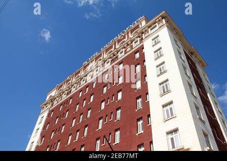 HAVANNA, KUBA - 24. FEBRUAR 2011: Straßenansicht des Hotel Presidente in Havanna, Kuba. Der Tourismus in Kuba ist seit der jüngsten Neuerfunchungsreestablisce erheblich gewachsen Stockfoto
