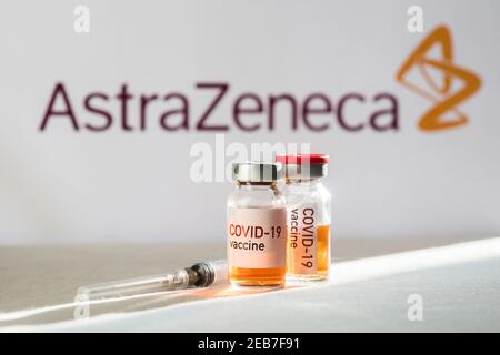 Bukarest, RUMÄNIEN - 10. Februar 2021: Illustrative redaktionelle Konzeptbild mit einer Dosis des neuen Coronavirus COVID-19-Impfstoffs, mit dem AstraZeneca Stockfoto