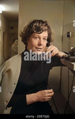 Die Deutsche Schauspielerin Doris Schade bin Telefon, 1960er Jahre Deutschland. Deutsche Schauspielerin Doris Schade am Telefon, Deutschland der 1960er Jahre. 24x36Neg497 Stockfoto