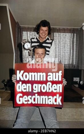 Der Deutsche Liedermacher Konstantin Wecker Mit Werbeplakat "Komm Auf Den Großen Geschmack", 1970er Jahre Deutschland. Deutsche Liedermacher Konstantin Wecker mit einem Display Werbung, Deutschland der 1970er Jahre. 24x36Neg696 Stockfoto