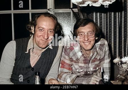 Der Deutsche Schauspieler Dieter Hallervorden ("Links") Mit Fotograf Heinz Browers, 1970er Jahre Deutschland. Deutscher Schauspieler Dieter Hallervorden links () mit dem Fotografen Heinz Browers, Deutschland der 1970er Jahre. 24x36Neg708 Stockfoto