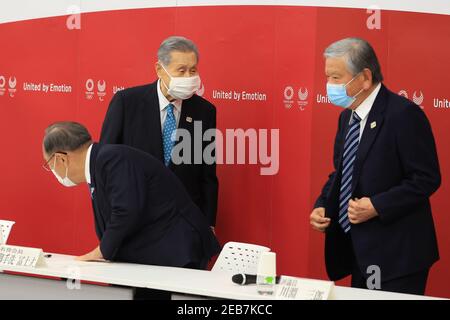 Tokio, Japan. Februar 2021, 12th. (210212) -- TOKIO, 12. Februar 2021 (Xinhua) -- Mori Yoshiro (C), Präsident des Organisationskomitees der Olympischen und Paralympischen Spiele in Tokio (Tokio 2020), Der Austausch mit dem ehemaligen Präsidenten des japanischen Fußballverbands Kawabuchi Saburo (R) und dem Ehrenpräsidenten Mitarai Fujio (L) bei seiner Ankunft bei einem Treffen mit ratsmitgliedern und Vorstandsmitgliedern am Sitz des Komitees in Tokio, Japan, am 12. Februar 2021. Quelle: Xinhua/Alamy Live News Stockfoto