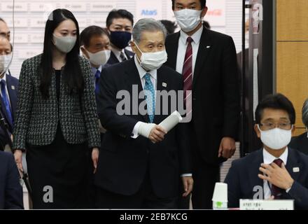 Tokio, Japan. Februar 2021, 12th. (210212) -- TOKIO, 12. Februar 2021 (Xinhua) -- Mori Yoshiro (C), Präsident des Tokyo Organizing Committee of the Olympic and Paralympic Games (Tokyo 2020), trifft am 12. Februar 2021 im Komitee-Hauptquartier in Tokio, Japan, auf ein Treffen mit mitgliedern des rates und des Vorstands. Quelle: Xinhua/Alamy Live News Stockfoto