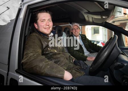 George Dean (L), ein ehemaliger Bar-Manager und Finn Bruce (R), ein Video-Regisseur mit ihrem "Pub-on-wheels" in Clapham, Süd-London. George und Finn fahren zu den Türen der Leute, um ihnen Pints zu schenken und schaffen mehr ein Pub-Erlebnis als Dosen in ihren Wohnzimmern. Bilddatum: Freitag, 12. Februar 2021. Stockfoto