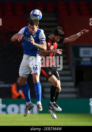 Harlee Dean of Birmingham City und Shane Long von AFC Bournemouth in Aktion - AFC Bournemouth gegen Birmingham City, Sky Bet Championship, Vitality Stadium, Bournemouth, Großbritannien - 6th. Februar 2021 nur redaktionelle Verwendung - es gelten die DataCo-Beschränkungen Stockfoto