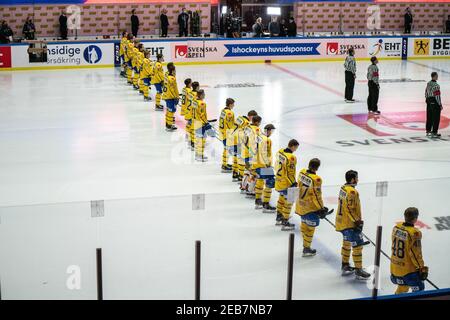 Malmoe, Schweden. Februar 2021, 11th. Die Spieler von Schweden vor dem Beijer Hockey Games 2021 Spiel zwischen der Tschechischen Republik und Schweden in der Malmoe Arena in Malmoe. (Foto Kredit: Gonzales Foto/Alamy Live News Stockfoto