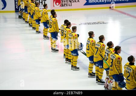 Malmoe, Schweden. Februar 2021, 11th. Die Spieler von Schweden vor dem Beijer Hockey Games 2021 Spiel zwischen der Tschechischen Republik und Schweden in der Malmoe Arena in Malmoe. (Foto Kredit: Gonzales Foto/Alamy Live News Stockfoto