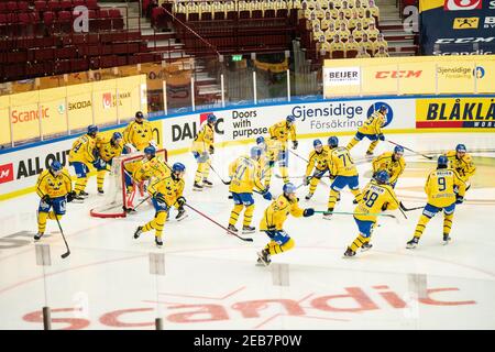 Malmoe, Schweden. Februar 2021, 11th. Die Spieler von Schweden wärmen sich vor dem Beijer Hockey Games 2021 Spiel zwischen der Tschechischen Republik und Schweden in der Malmoe Arena in Malmoe. (Foto Kredit: Gonzales Foto/Alamy Live News Stockfoto