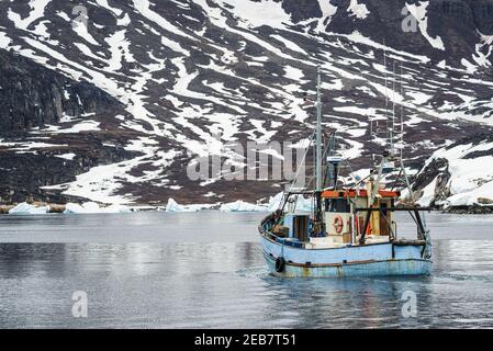 Fischerboot verlässt den Hafen von Qeqertarsuaq bei einer Erkältung Tag Stockfoto