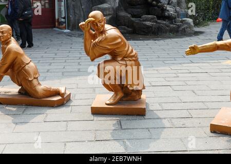 Dengfeng, Henan, China - 17. Oktober 2018: Statuen von Kriegermönchen im Shaolin-Kloster. Stockfoto