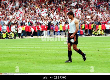 Fußball - 1996 Europameisterschaften - Euro 96 - Viertelfinale - England gegen Spanien - Wembley Stadion - 22/6/96 Miguel Angel Nadal wird nach seinem Elfmeterfehlers aus Spanien geschickt niedergeschlagen Pflichtkredit: Action Images FILM