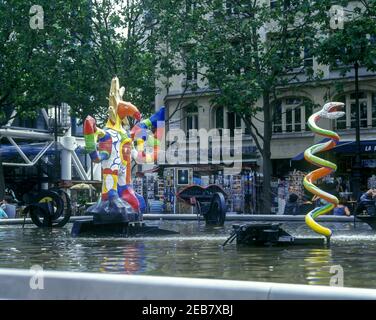 2000 HISTORISCHER STRAWINSKY BRUNNEN (© 1983 NIKI DE SAINT PHALLE & JEAN TINGUELY) GEORGES POMPIDOU CENTRE BEAUBOURG PARIS FRANKREICH Stockfoto