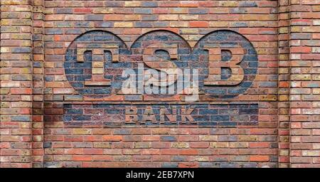 Chester; Großbritannien: 29. Jan 2021: TSB Bank Logo auf einer Ziegelwand auf der Rückseite des Gebäudes. Die ehemals von der TSB Bank belegten Räumlichkeiten sind derzeit der Austragungsort Stockfoto