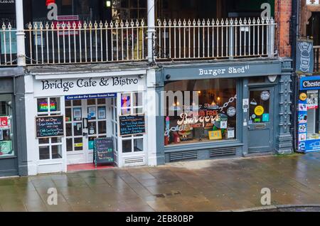 Chester; UK: Jan 29, 2021: Bridge Cafe und Burger Shed sind Restaurants auf der unteren oder Straßenebene der Reihen auf der Bridge Street Stockfoto