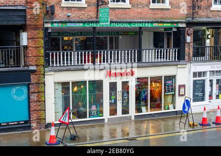 Chester; Großbritannien: 29. Jan 2021: Die Bridge Street Filiale des afro-portugiesischen Restaurants Nandos ist während des Corona Virus pa für die Lieferung und zum Mitnehmen geöffnet Stockfoto