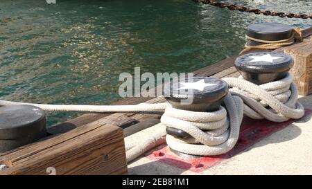 Geknotet auf metallischem Poller mit Sternen, Seefahrernhafen von San Diego, Kalifornien. Seeschiff im Dock vertäut. Kabelbinder am Span befestigt. Symbol Stockfoto