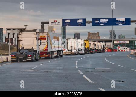 LKW-Zugmaschinen, die an der Stena Line anstehen, Rollen von Liverpool zum Belfast Ferry Terminal in Birkenhead am Fluss Mersey. Stockfoto