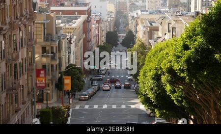 Ikonische hügelige Straße und Kreuzung in San Francisco, Nordkalifornien, USA. Steile Straße bergab und Fußgängerweg. Downtown Immobilien, victo Stockfoto