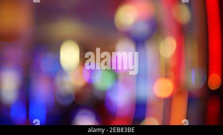 Unschärfe-Spielautomaten leuchten im Casino auf dem fabelhaften Las Vegas Strip, USA. Verschwommene Jackpot-Spielautomaten im Hotel in der Nähe der Fremont Street. Leuchtendes Neon Stockfoto