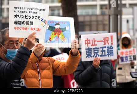 Tokio, Japan. Februar 2021, 12th. Anti-Olympia-Aktivisten halten Plakate bei einer Kundgebung gegen die Olympischen Spiele in Tokio vor dem Organisationskomitee von Tokio am Freitag, den 12. Februar 2021. Yoshiro Mori, Präsident des Organisationskomitees der Olympischen Spiele in Tokio, trat wegen seiner sexistischen Äußerungen zurück. Quelle: Yoshio Tsunoda/AFLO/Alamy Live News Stockfoto