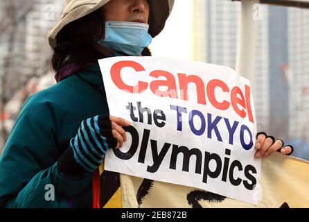 Tokio, Japan. Februar 2021, 12th. Ein Anti-Olympia-Aktivist hält am Freitag, den 12. Februar 2021, vor dem Sitz des Organisationskomitees der Olympischen Spiele in Tokio ein Plakat bei einer Kundgebung gegen die Olympischen Spiele in Tokio. Yoshiro Mori, Präsident des Organisationskomitees der Olympischen Spiele in Tokio, trat wegen seiner sexistischen Äußerungen zurück. Quelle: Yoshio Tsunoda/AFLO/Alamy Live News Stockfoto