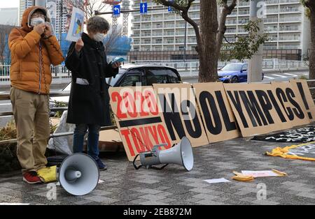 Tokio, Japan. Februar 2021, 12th. Anti-Olympia-Aktivisten halten Plakate bei einer Kundgebung gegen die Olympischen Spiele in Tokio vor dem Organisationskomitee von Tokio am Freitag, den 12. Februar 2021. Yoshiro Mori, Präsident des Organisationskomitees der Olympischen Spiele in Tokio, trat wegen seiner sexistischen Äußerungen zurück. Quelle: Yoshio Tsunoda/AFLO/Alamy Live News Stockfoto