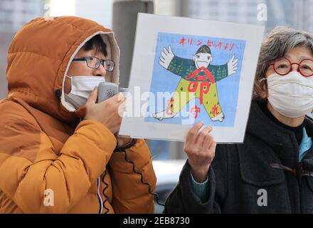 Tokio, Japan. Februar 2021, 12th. Anti-Olympia-Aktivisten halten am Freitag, den 12. Februar 2021, vor dem Sitz des Organisationskomitees der Olympischen Spiele in Tokio ein Plakat bei einer Kundgebung gegen die Olympischen Spiele in Tokio. Yoshiro Mori, Präsident des Organisationskomitees der Olympischen Spiele in Tokio, trat wegen seiner sexistischen Äußerungen zurück. Quelle: Yoshio Tsunoda/AFLO/Alamy Live News Stockfoto