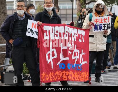 Tokio, Japan. Februar 2021, 12th. Anti-Olympia-Aktivisten halten Plakate und ein Banner bei einer Kundgebung gegen die Olympischen Spiele in Tokio vor dem Sitz des Organisationskomitees der Olympischen Spiele in Tokio am Freitag, den 12. Februar 2021. Yoshiro Mori, Präsident des Organisationskomitees der Olympischen Spiele in Tokio, trat wegen seiner sexistischen Äußerungen zurück. Quelle: Yoshio Tsunoda/AFLO/Alamy Live News Stockfoto