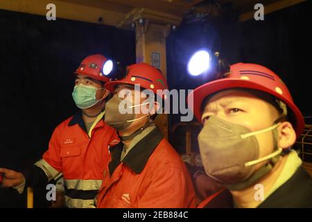 (210212) -- JINCHANG, 12. Februar 2021 (Xinhua) -- Bergmänner arbeiten unterirdisch in der dritten Bergbauzone der Jinchuan-Gruppe in Jinchang, nordwestlich von Chinas Provinz Gansu, 11. Februar 2021. In der dunklen Mine in einer Tiefe von mehr als 600 Metern brüllen die Bergbaumaschinen und das Erz auf dem Förderband erstrahlt in metallischem Glanz. Es ist die dritte Bergbauzone der Jinchuan-Gruppe in Jinchang, einer der wichtigsten Produktionsstandorte des Landes für Nickel, Kobalt und Kupfer. Arbeiter hier, die während des Frühlingsfestes nicht nach Hause zurückkamen, blieben an ihren Posten, um den Minenbetrieb in geordneter Weise zu gewährleisten. (Xi Stockfoto