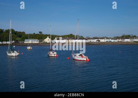 Yachten im Hafen des schottischen Küstendorfes von Garlieston in Dumfries und Galloway Stockfoto
