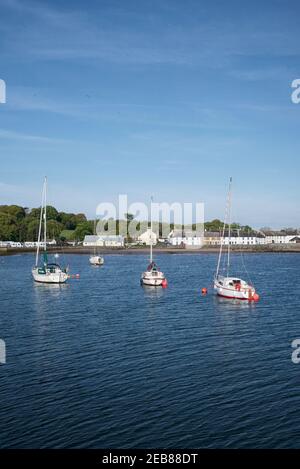 Yachten im Hafen des schottischen Küstendorfes von Garlieston in Dumfries und Galloway Stockfoto