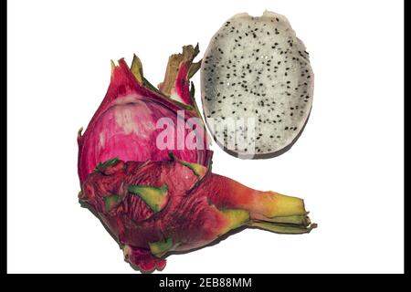 Drachenfrucht in Scheiben. Halb ohne schuppige Haut; ein ganzes Viertel tropischer exotischer leuchtend rosa Früchte mit weißem Fruchtfleisch mit kleinen schwarzen Samen; isoliert Stockfoto