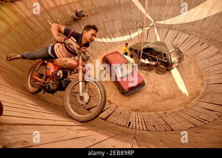 (210212) -- BOGURA, 12. Februar 2021 (Xinhua) -- EIN Stuntfahrer tritt auf der Holzwand während einer Messe in Bogra, Bangladesch, am 10. Februar 2021 auf. (Xinhua) Stockfoto